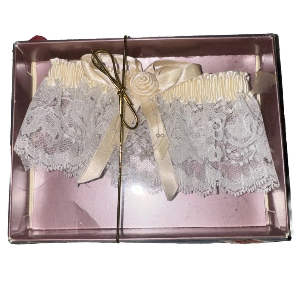 Hortness B Hewit, Co Ivary Classy Garter- NWOT